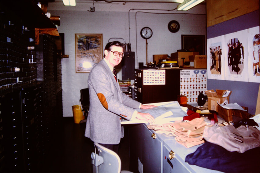 Figura 5. Contribuyente esencial a la investigación temprana: Dr. Harold D. Langley. Mi anfitrión en el National Museum of American History (Smithsonian Institution, Washington, D.C.) en 1984. Archivista, historiador y curador de historia naval, especialmente en su aspecto médico. Autor de ‘A History of Medicine in the Early U.S. Navy’. Baltimore: Johns Hopkins University Press. 1995. Está en frente del plano original de Chapelle que me enseña.