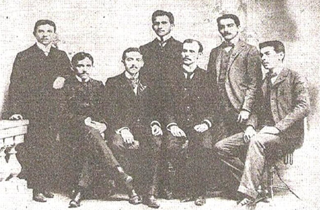 Figra 1. Internos por concurso del Hospital Vargas, 1906. Brs. Temístocles Carvallo, Eudorio González, José Bedigno Hernández, José Manuel Espino, Tomás Landaeta, Inocente Carvallo y J. Puyou.