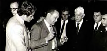 Figura 5. El Dr. Peter Braun mostrándole al maestro José Izquierdo el equipo estereotáctico. 9-6-67