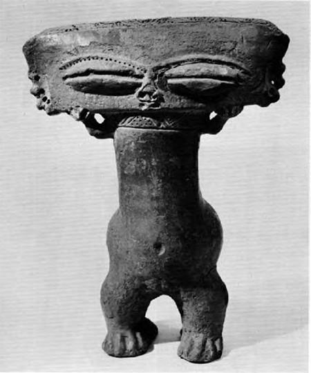 Figura 2. Figura femenina. Arcilla modelada, decoración incisa. Altura 34,5 cm. Museo de Ciencias Naturales. Caracas.