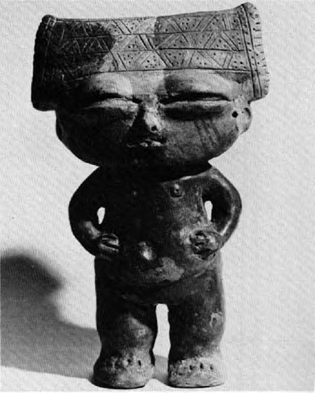 Figura 3. Figura femenina. Arcilla modelada e incisa. Altura 23 cm. Instituto de Antropología e Historia de los Estados Carabobo y Aragua. Museo de Valencia.
