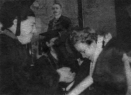 Figura 2. Recibiendo su Grado de Médico en la UCV, febrero 1946.